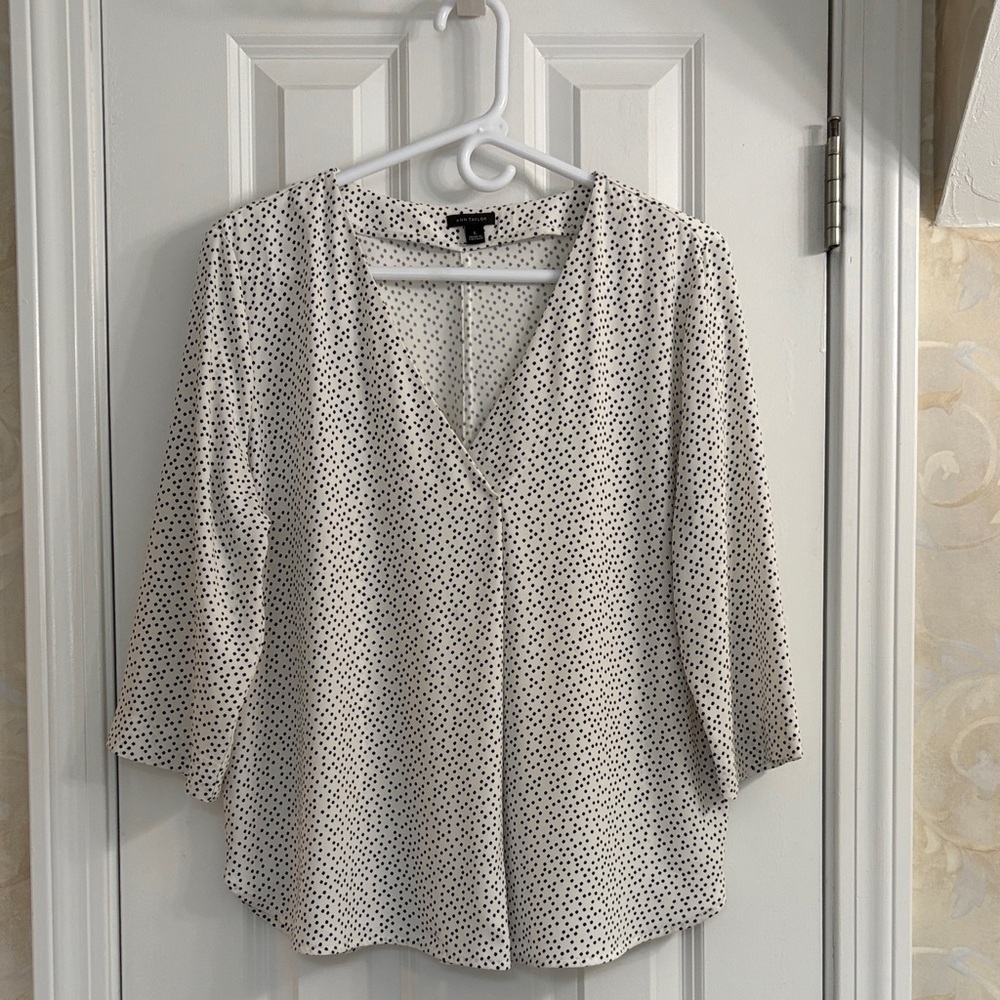 Ann Taylor Geo Print 3/4 Sleeve V-Neck Blouse with Center Pleat. EUC